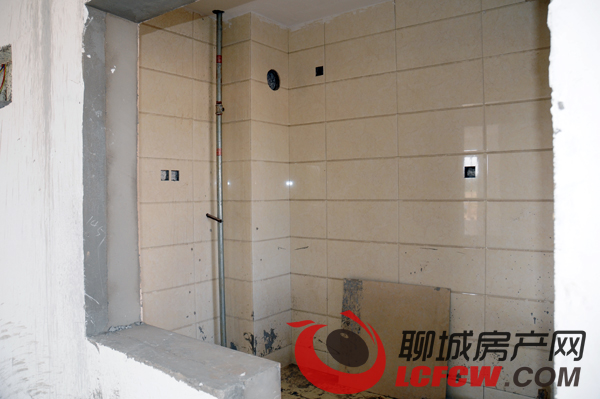 厨房墙面瓷砖以及地面防滑瓷砖已贴好